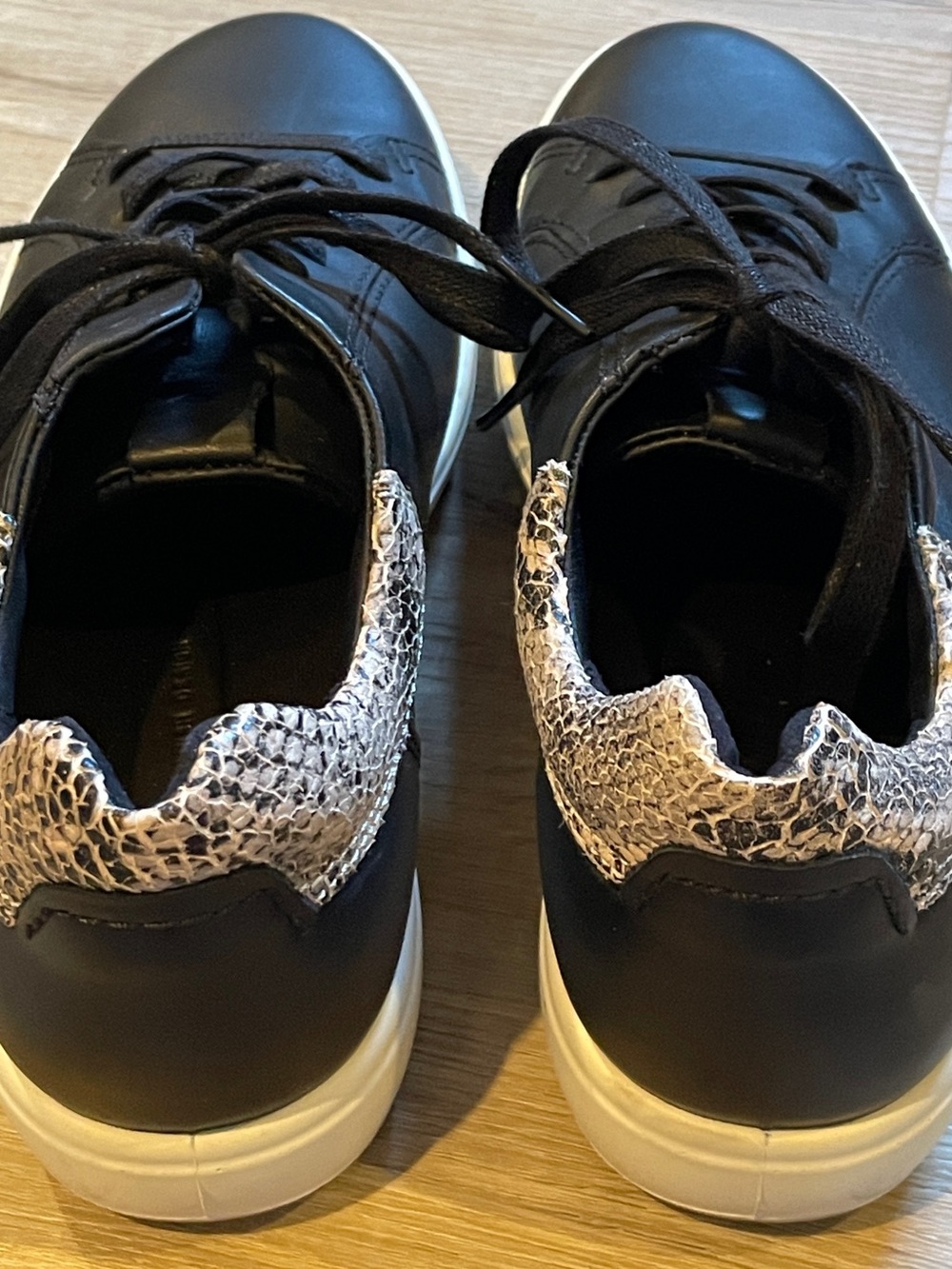 ECCO Women's Soft 8 Street 2.0 Sneakers in Black/Limestone Snake EUC - Picture 3 of 7